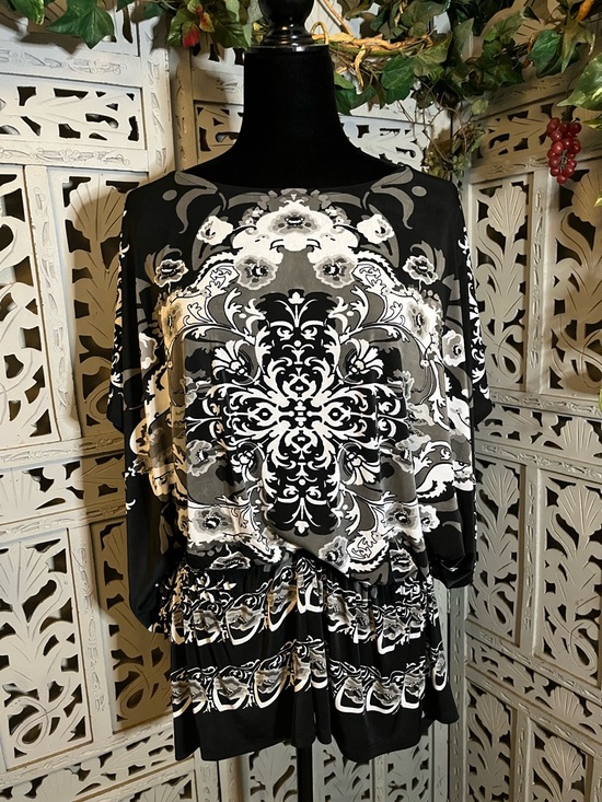 Thesis Tops - THESIS TOTALLY CUTE BLACK WHITE & GRAY ABSTRACT FLORAL PATTERN PLUS TOP